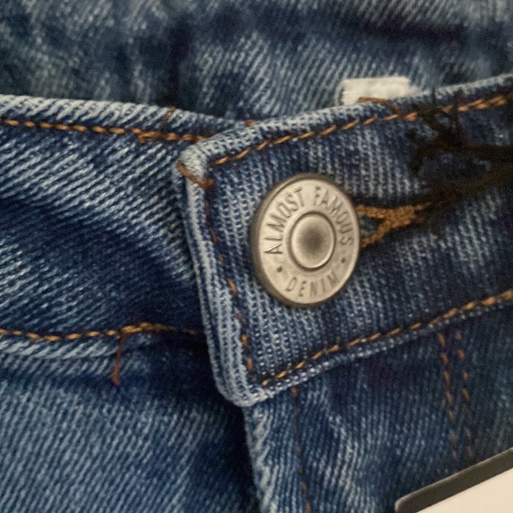 NWT. Almost Famous Boyfriend Jeans. Size 3 - Picture 8 of 9